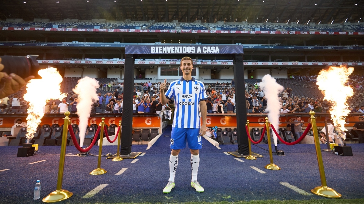 Rayados Sergio Canales Canta El Himno Del Club Y Le Llueven Las Burlas