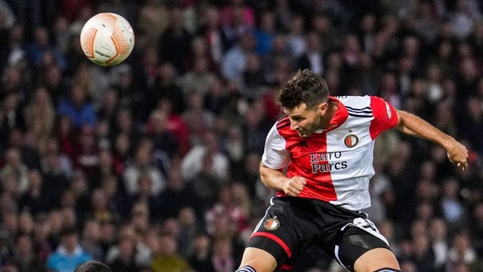 Directivo del Feyenoord dice que Santi Giménez llegó por bueno y no por marketing