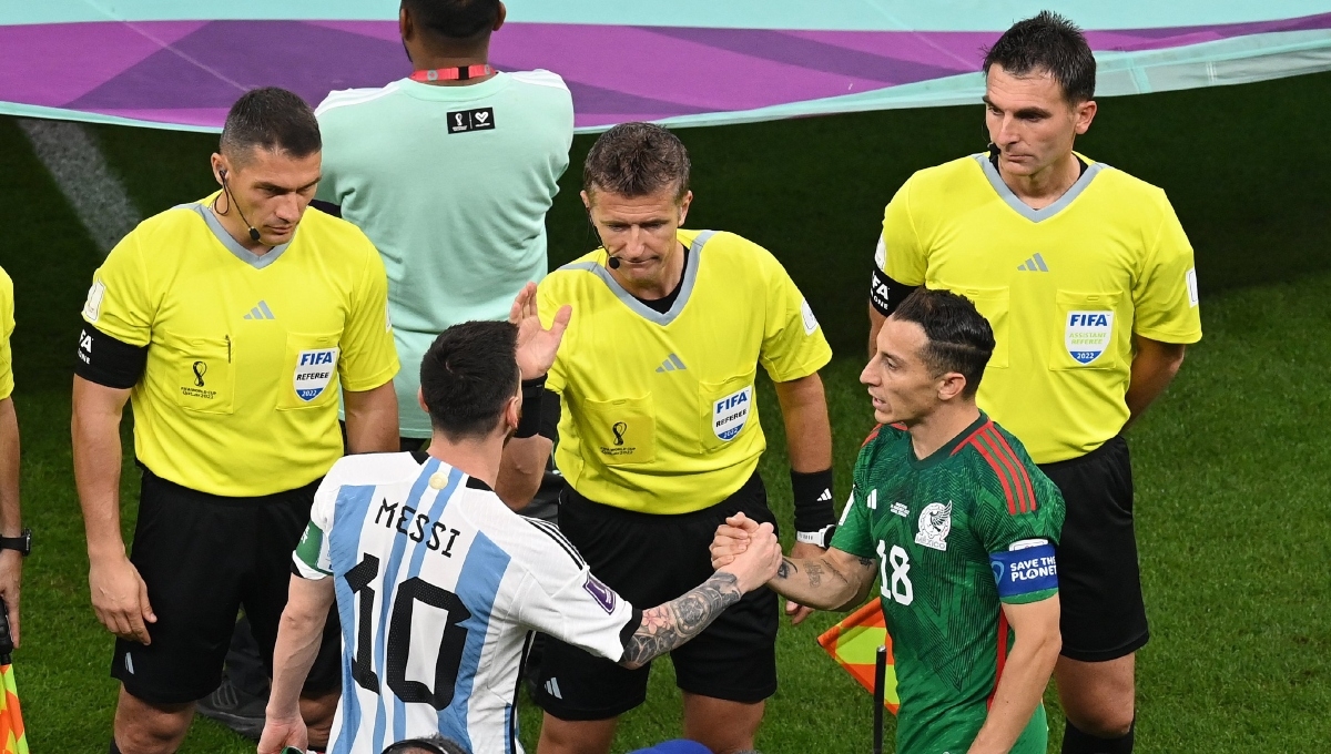 ‘Canelo’ vs Messi: Guardado da su versión de la playera 'pateada' por el argentino; "era mía"
