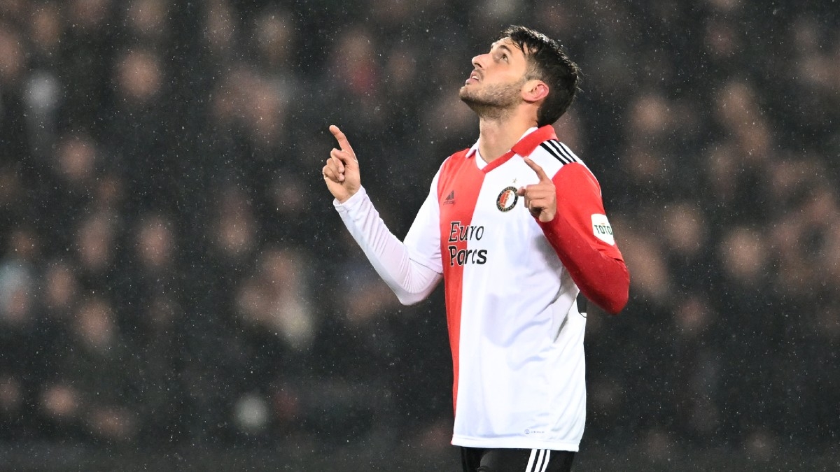 VIDEO: Santiago Giménez vuelve a anotar con el Feyenoord con... ¿error de Jorge Sánchez?