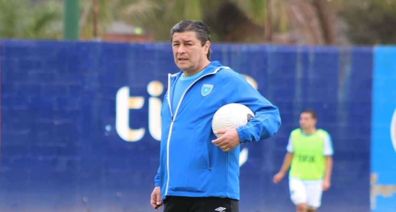 Revelan cuánto gana Fernando Tena por dirigir a la Selección de Guatemala