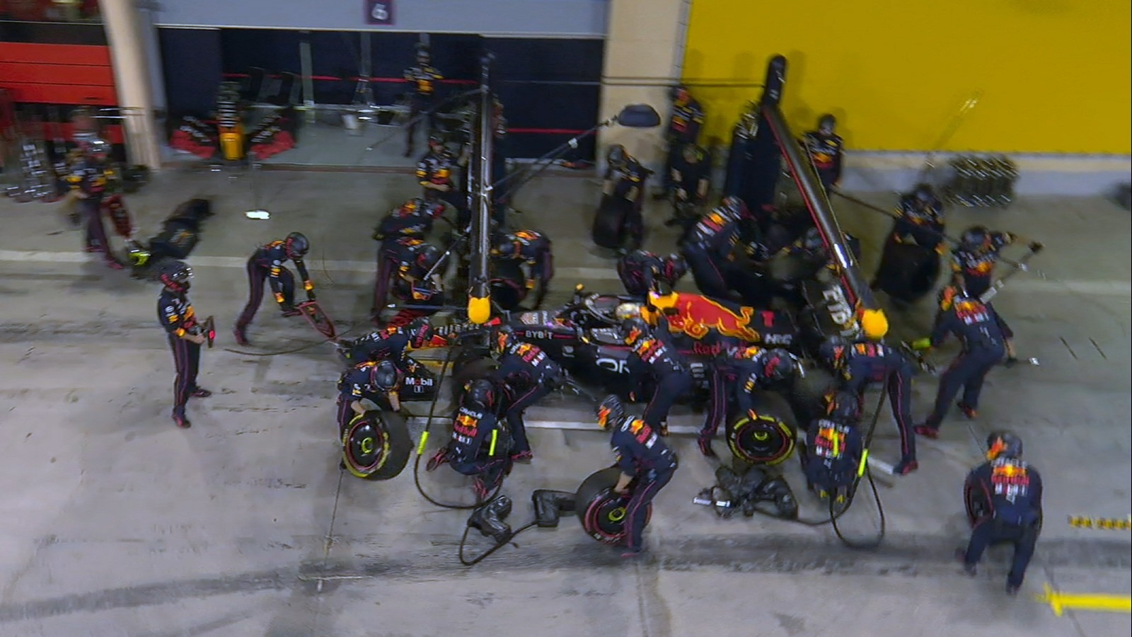 Red Bull da primer reporte sobre las fallas en los autos de Verstappen y ‘Checo’