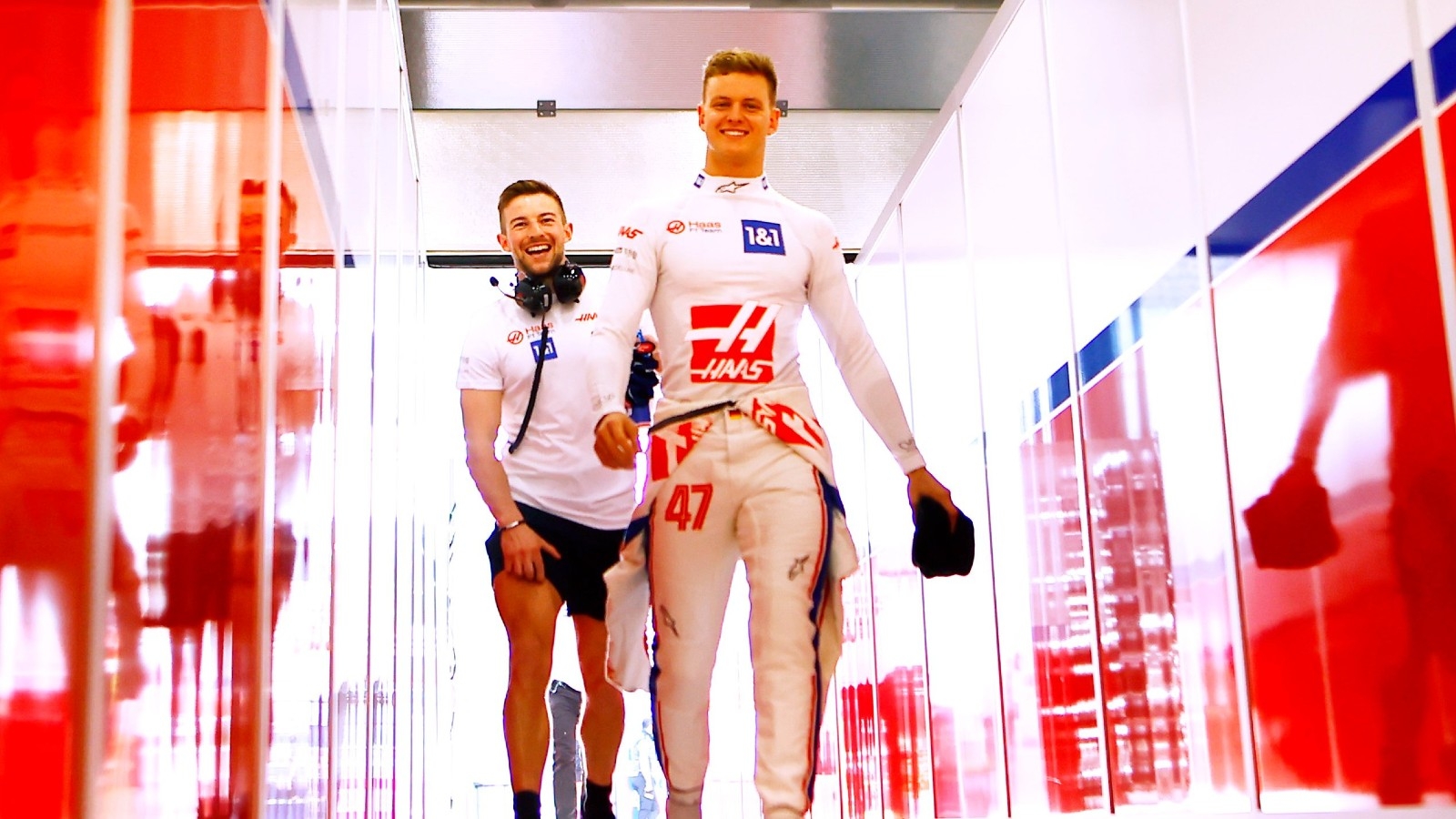 Schumacher dice que no está adolorido tras choque; no compite en GP de Arabia