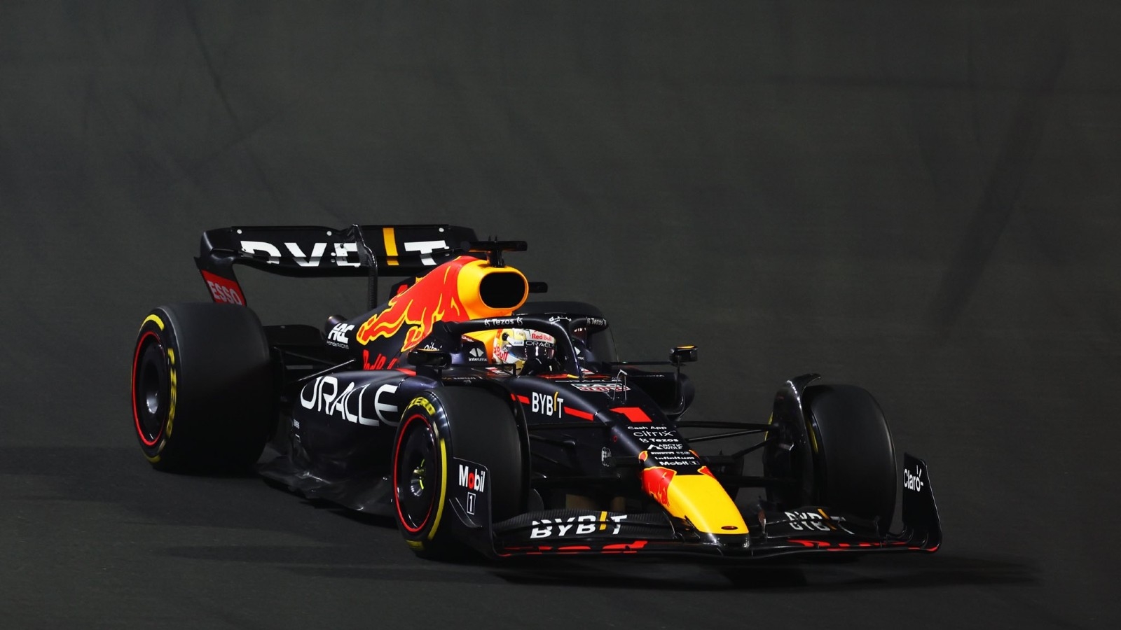 Verstappen le gana la batalla a Leclerc en el GP de Arabia; 'Checo', fuera del podio