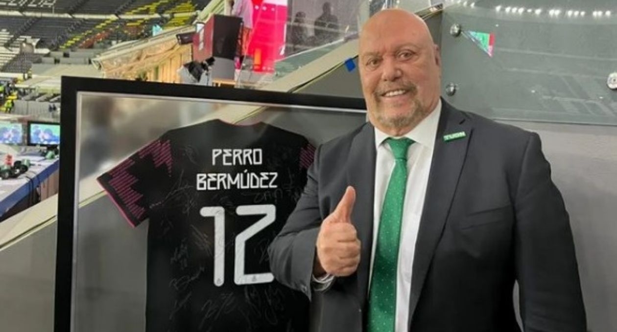 Enrique Bermúdez recibe un regalo del Tri por su despedida de las narraciones