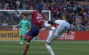 Video: Carlos Salcedo patea terriblemente a un rival y es expulsado del partido