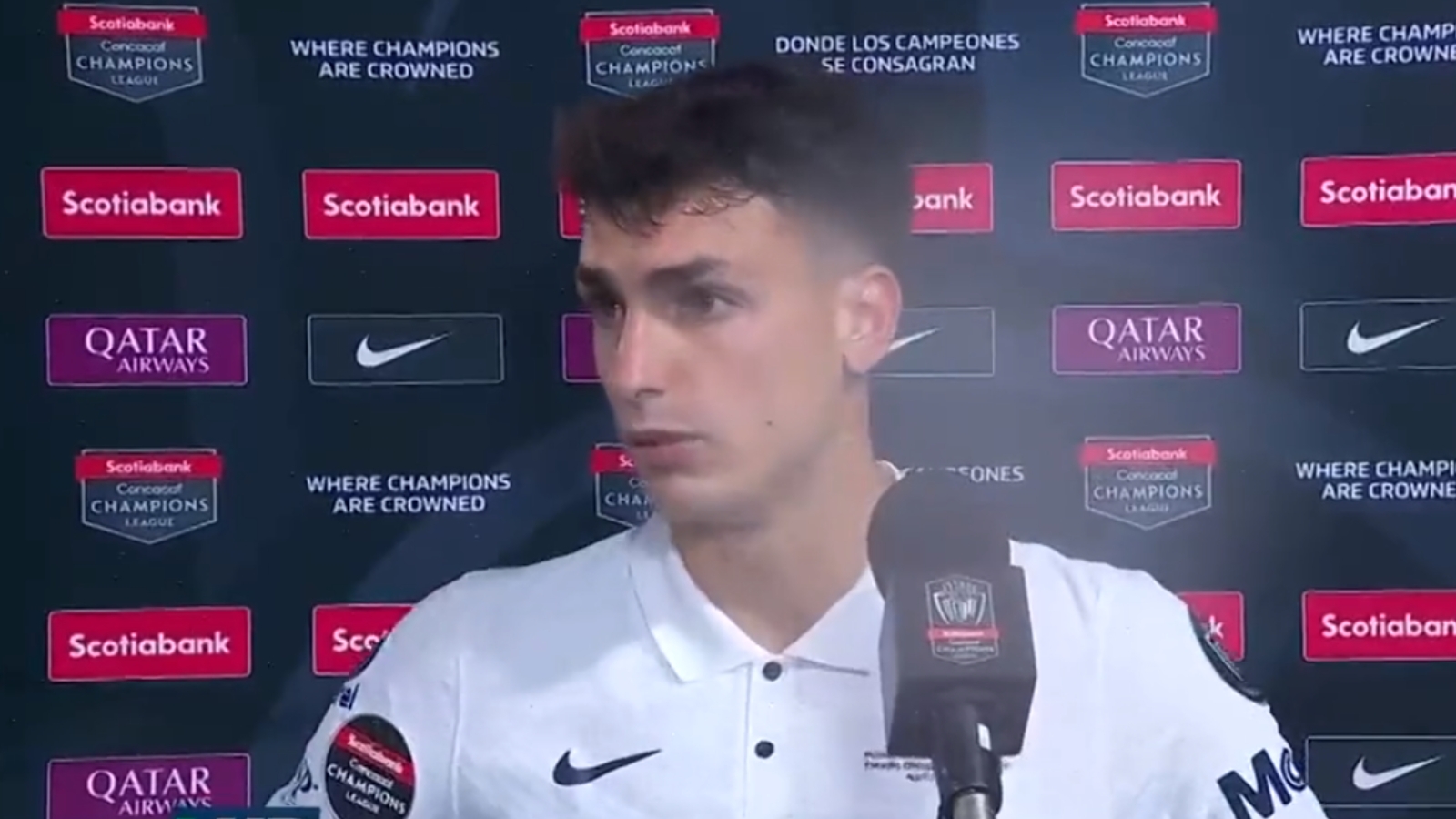 Dinenno acusa al árbitro asistente: "después del segundo gol se ríe en mi cara"