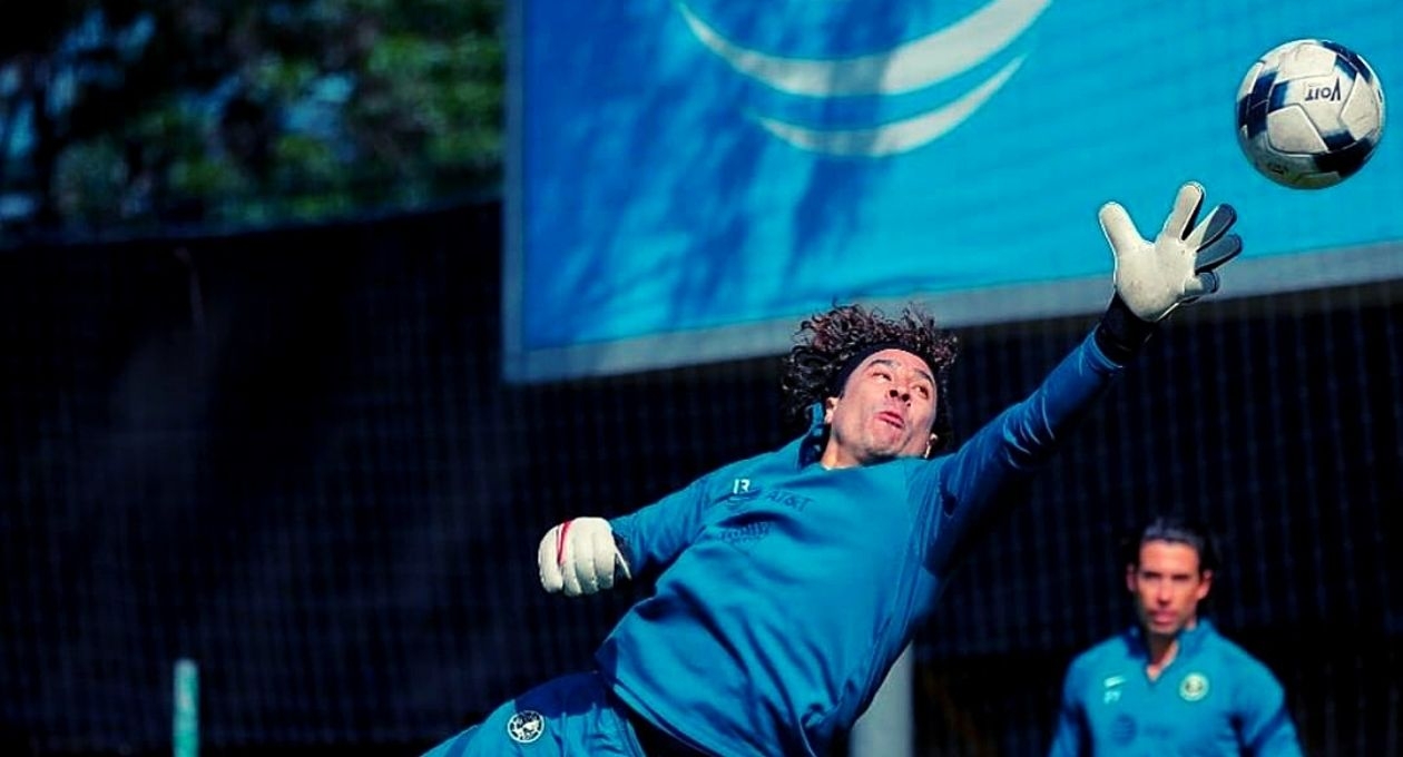 ¿Desafiando las leyes de la física?, se pregunta la FIFA ante atajadas de Memo Ochoa