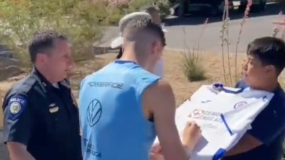 'Fede' Valverde y Cavani firman playera de Cruz Azul; aficionados piden su fichaje