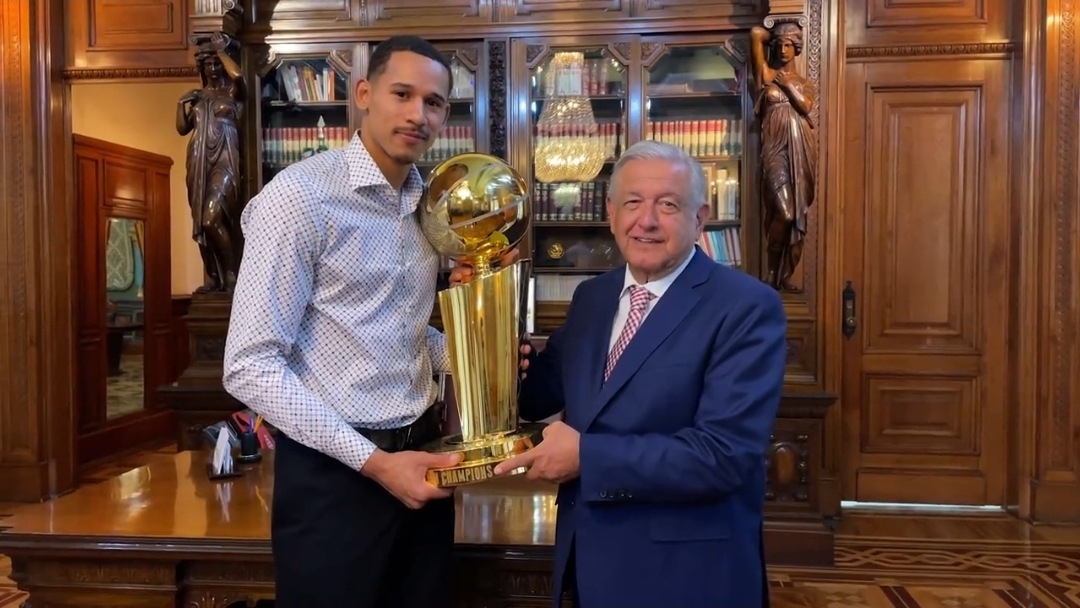 AMLO presume visita del basquetbolista Juan Toscano en Palacio Nacional