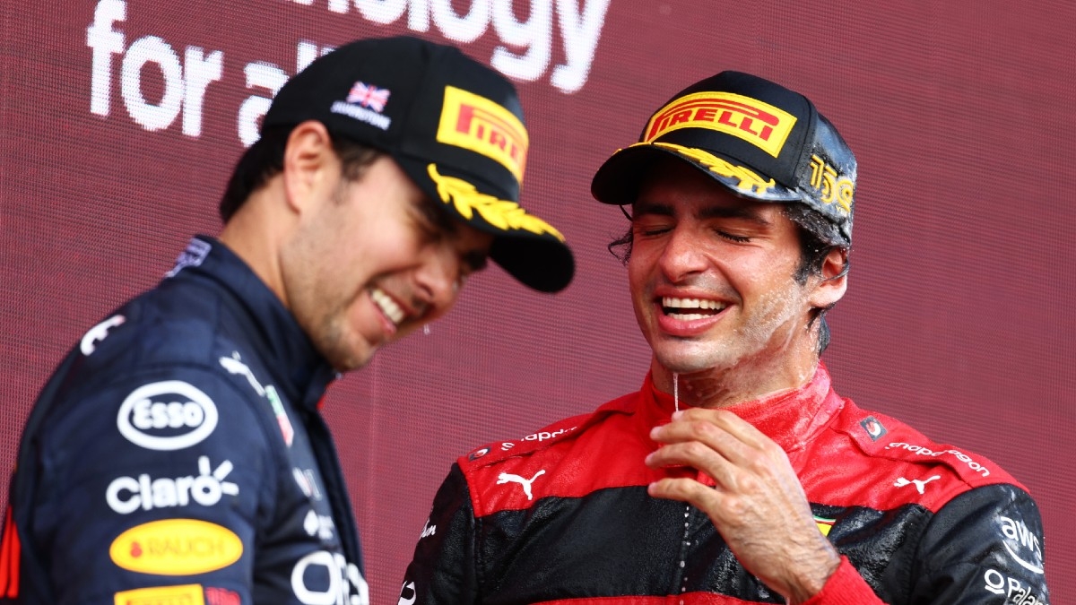 “Güey, qué guapo compartir podio”, Sainz recuerda 'felicitación mexicana' de ‘Checo’