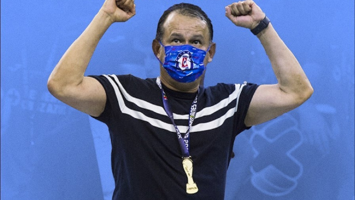 Afición de Cruz Azul "felicita" a Juan Reynoso por ser nuevo técnico de Perú