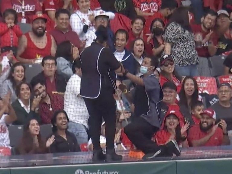 VIDEO: Personal de limpieza vive tierno momento y se comprometen en partido de beisbol