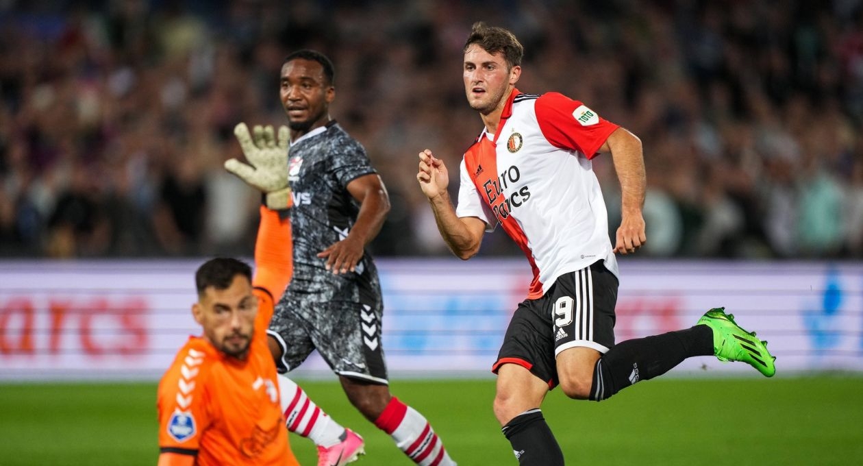 VIDEO: Santiago Giménez se estrena en la goleada del Feyenoord sobre el FC Emmen