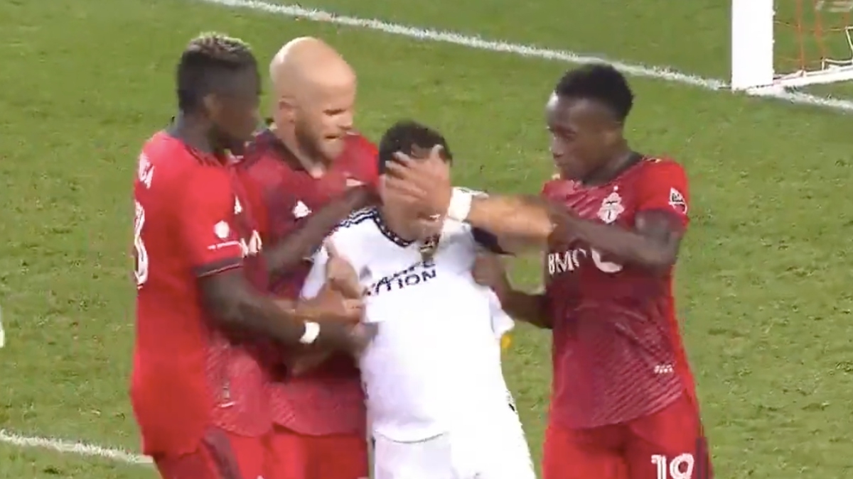 VIDEO: Chicharito se espanta y es agredido por futbolistas del Toronto