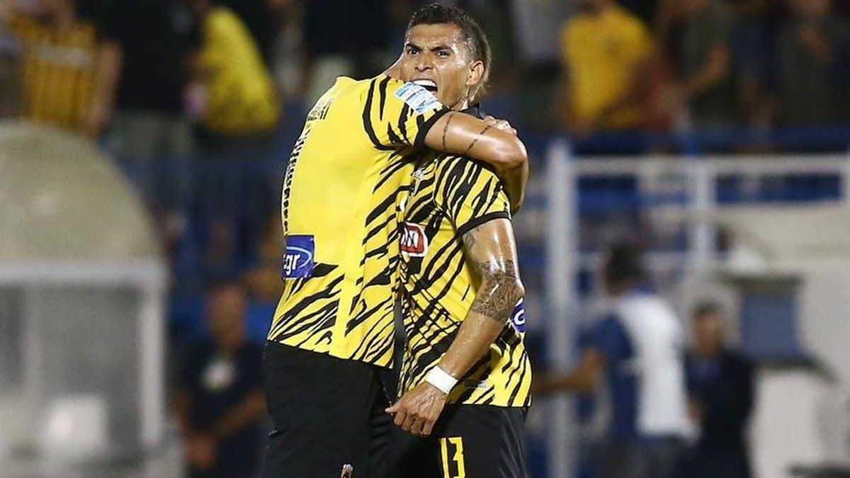 VIDEO: Orbelín Pineda mete gol ‘accidental’ en el AEK Atenas-Panathinaikos