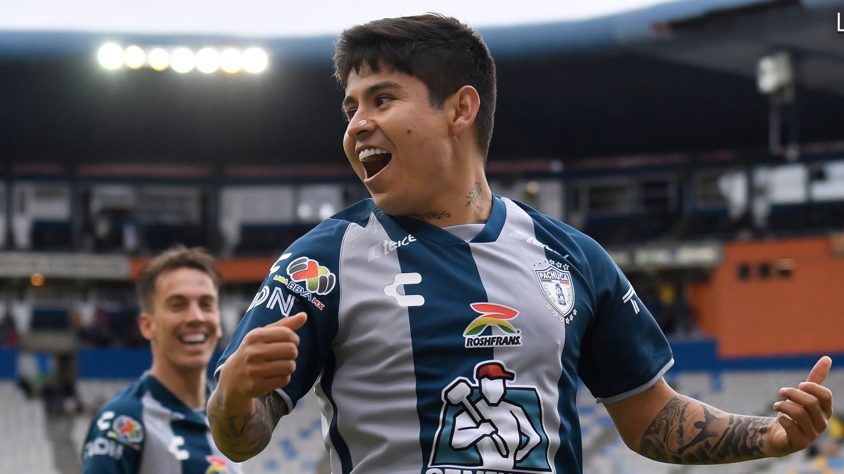 El GOLAZO de la 'Chofis' López a los tres minutos de haber entrado al campo