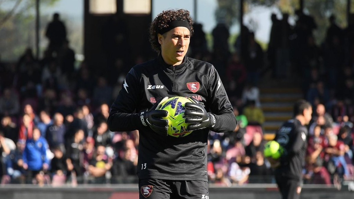 Guillermo Ochoa brilla en su debut en derrota del Salernitana ante AC Milan