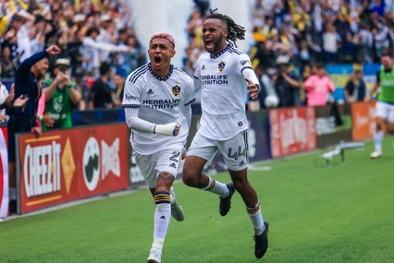 Julián Araujo entrenaría con el Barcelona B, que dirige Rafa Márquez