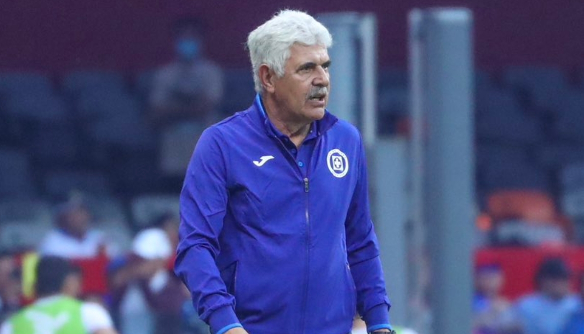 ‘Tuca’ Ferretti podría ser castigado por incumplir regla del Estadio Azteca tras debut con Cruz Azul