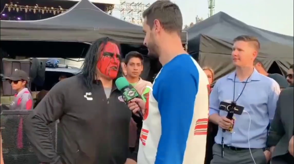 Luchador Chessman golpea a Adrián Marcelo durante entrevista (VIDEO)