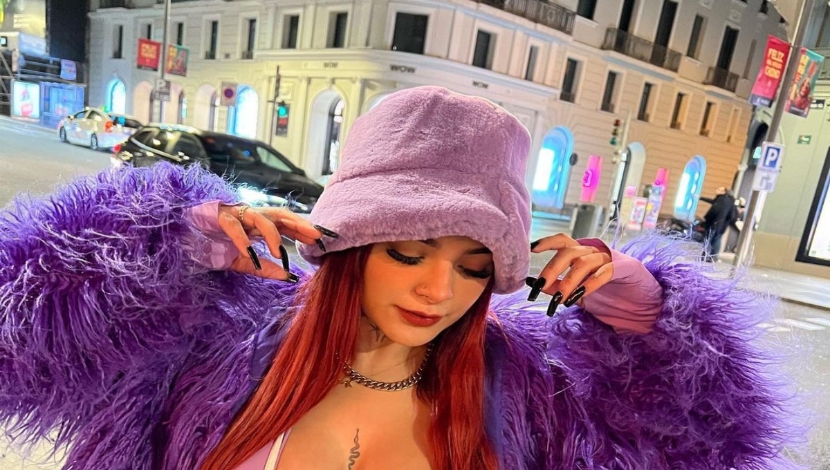 ¿Encontró trabajo? Karely Ruiz sorprende a sus fans con uniforme de mesera de famoso restaurante