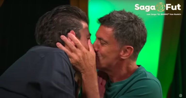 Beso del 'Burro' van Rankin y Juan Carlos Gabriel de Anda