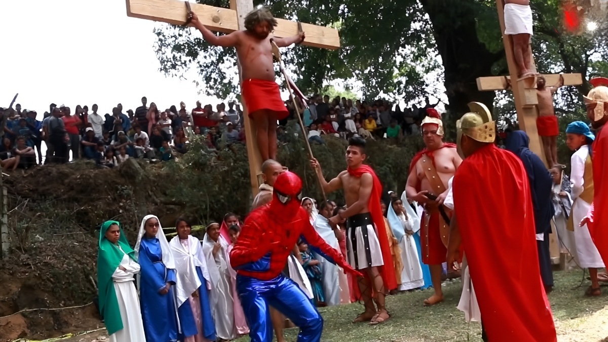 VIDEO: Spider-Man salva a Jesús en Vía Crucis y se vuelve viral | Soy  Referee