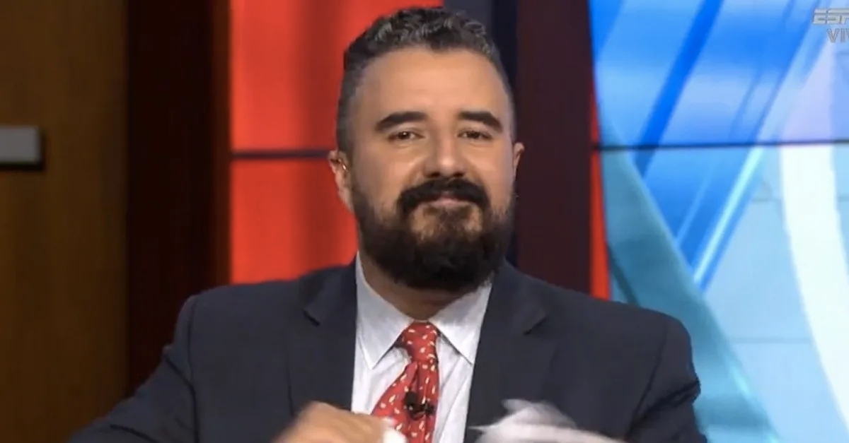 Critican a Álvaro Morales por "invitar" a votar por un partido político, ¿le pagaron?