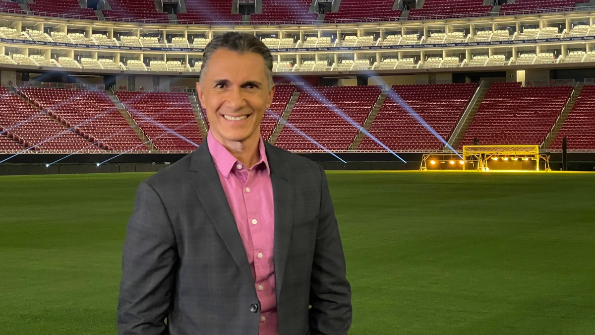 Adolfo Ríos hace el ridículo y confunde a su televisora en transmisión de León vs Chivas