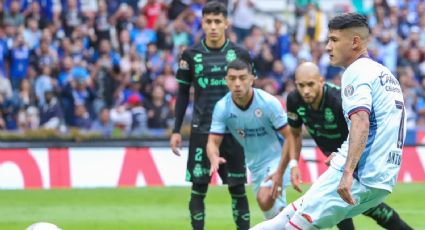 Afición de Cruz Azul se burla de Doria tras cometer penal en empate ante Santos