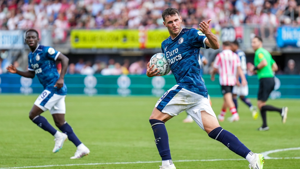 Santiago Giménez anota gol y evita derrota del Feyenoord en Derby de Rotterdam (VIDEO)