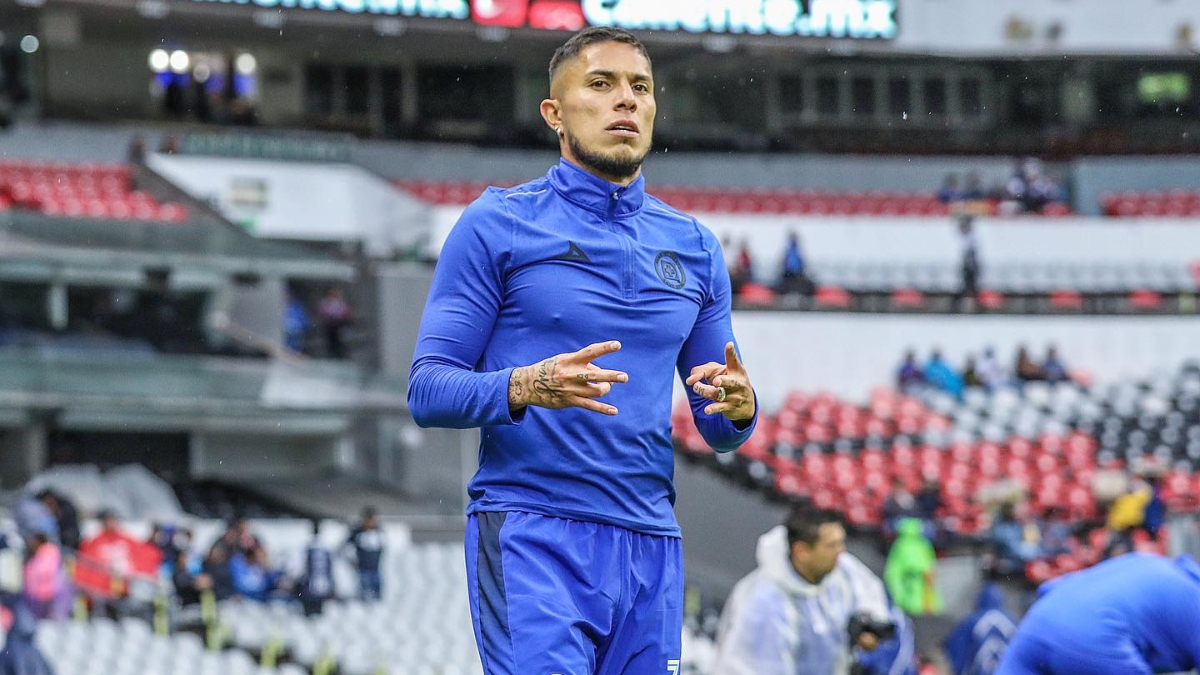 Carlos Salcedo aclara ‘discusión’ con aficionados de Cruz Azul luego de duelo vs Santos