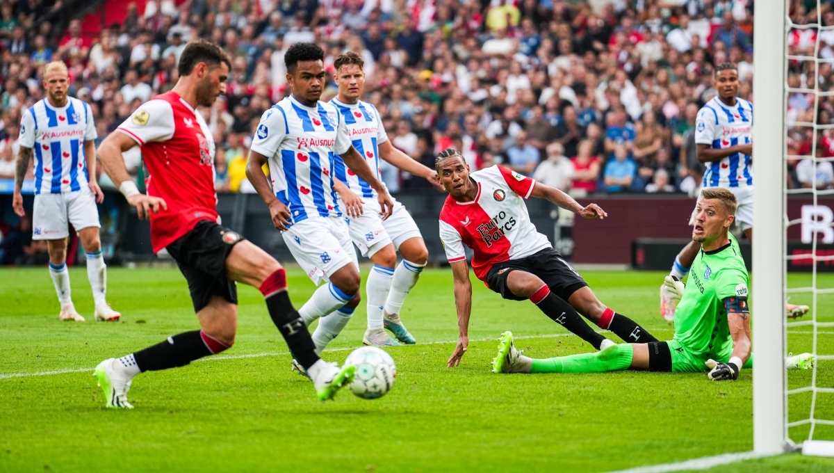 Santiago Giménez se luce con gol y asistencia y es el máximo anotador de la Eredivisie (VIDEO)