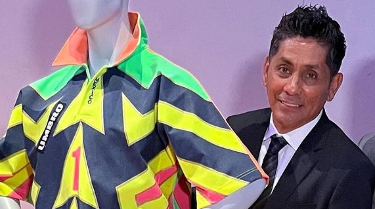 Jorge Campos es inmortalizado en París por su contribución a la moda en el deporte