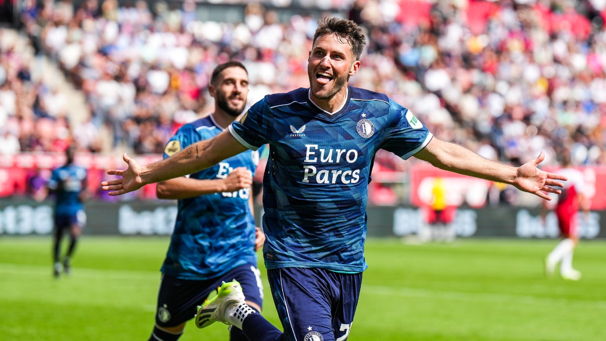 Exfigura del Ajax se rinde ante Santiago Giménez por sus actuaciones, “Vale oro”
