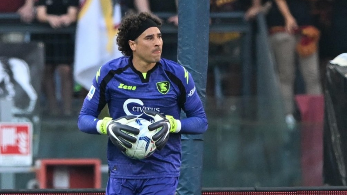 Presidente del Salernitana lanza indirecta a Ochoa por permitir "muchos goles"